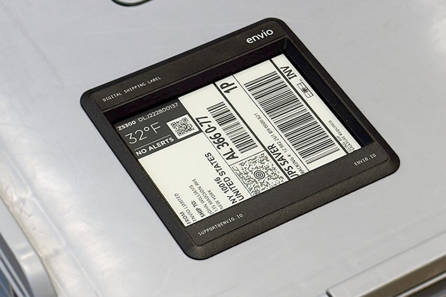 Artac digital shipping label showing temperature on the lid of an insulated cold-chain box