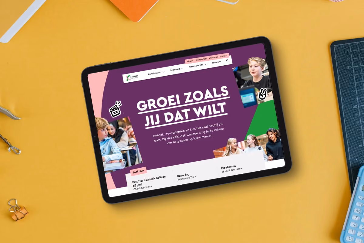 Kalsbeek College – Tablet op geel bureau met schoolwebsite Groei zoals jij dat wilt