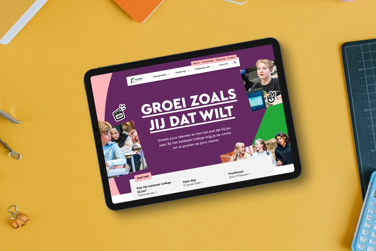 Kalsbeek College – Tablet op geel bureau met schoolwebsite Groei zoals jij dat wilt