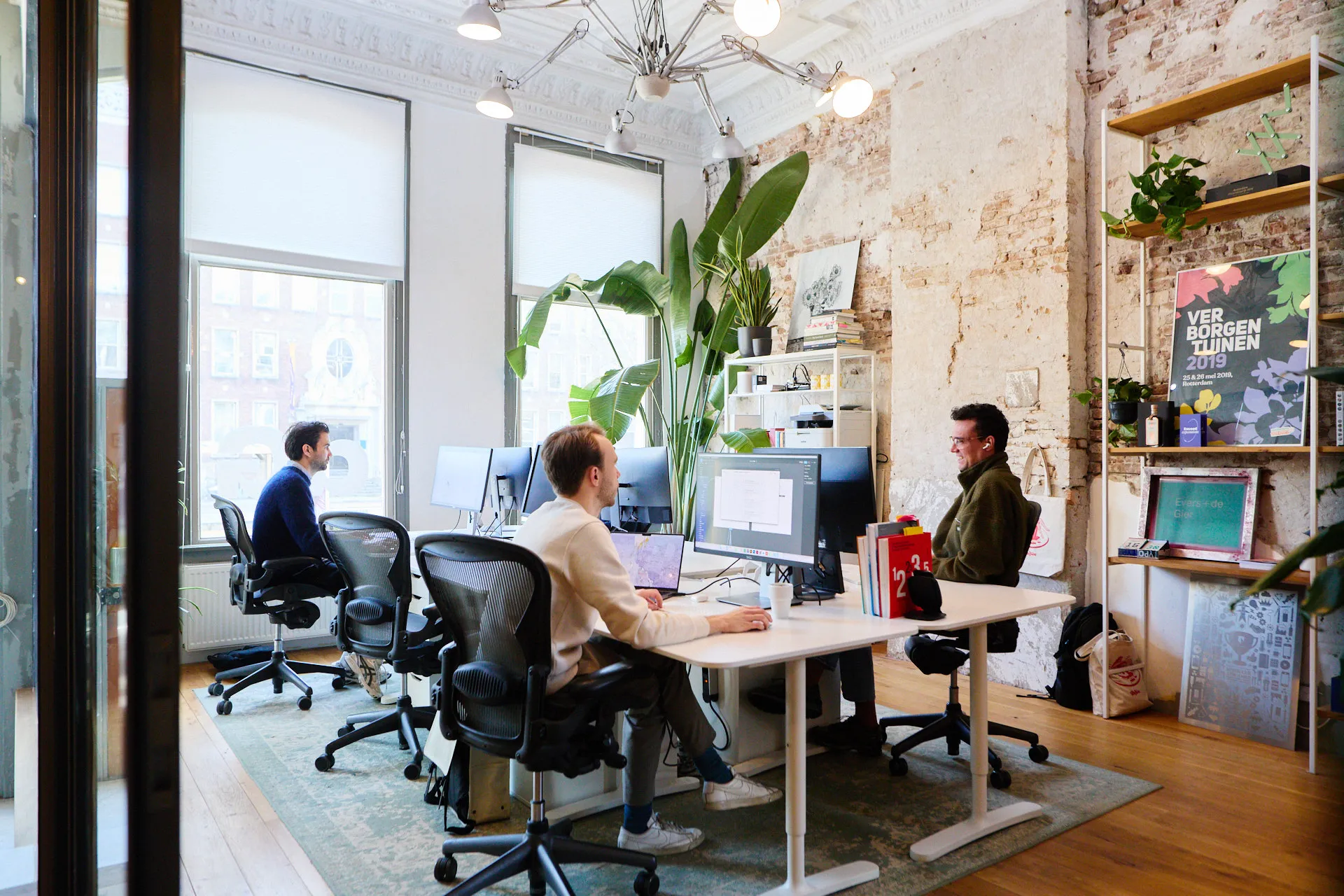 Studio van branding agency Evers + de Gier in Rotterdam met team aan het werk