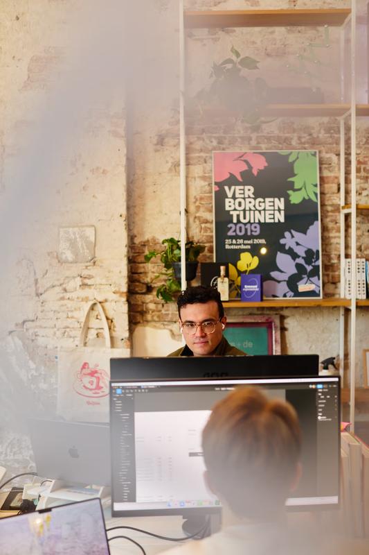 Ferry de Gier en Hidde Collee aan het werk in de studio voor een bakstenen muur