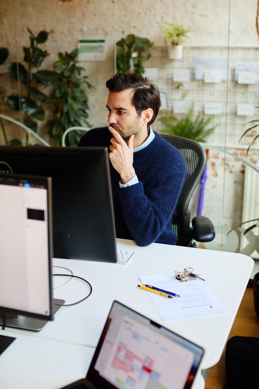 Hidde Collee geconcentreerd aan het werk achter zijn monitor in de studio