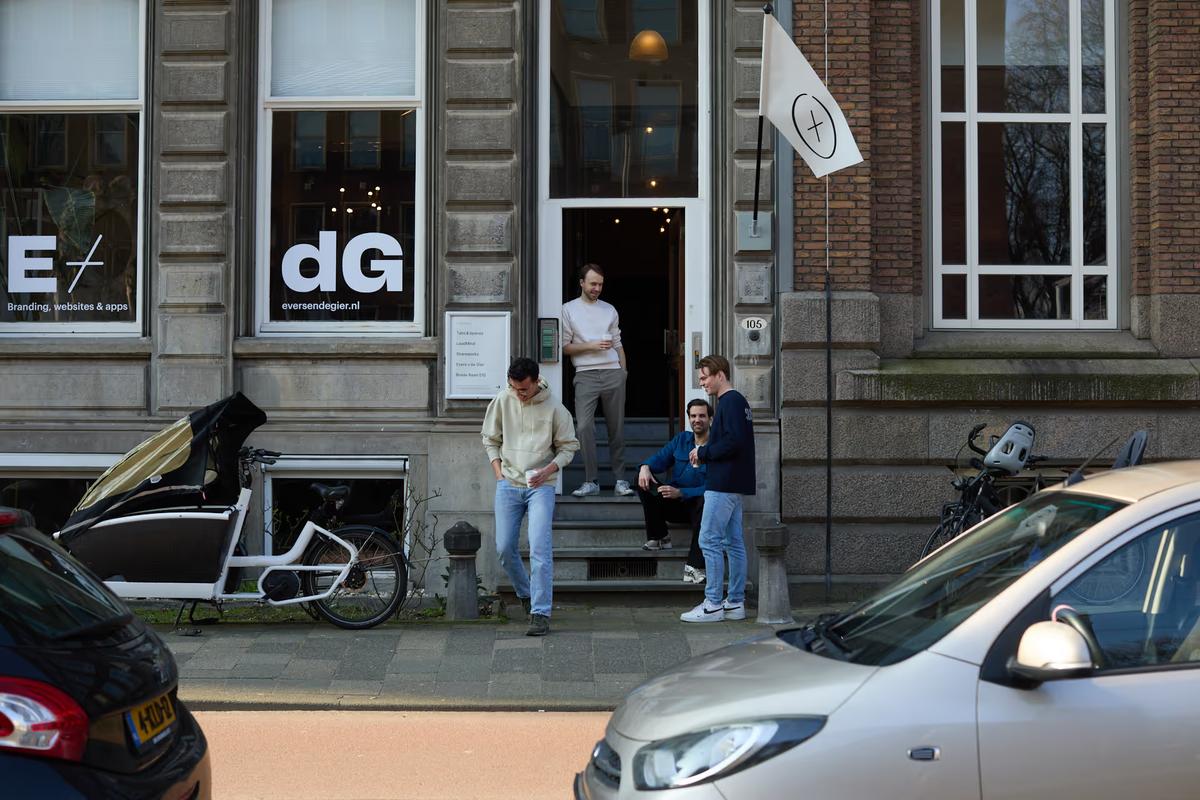 Het team van Evers + de Gier samen voor hun studio aan de Boompjes in Rotterdam