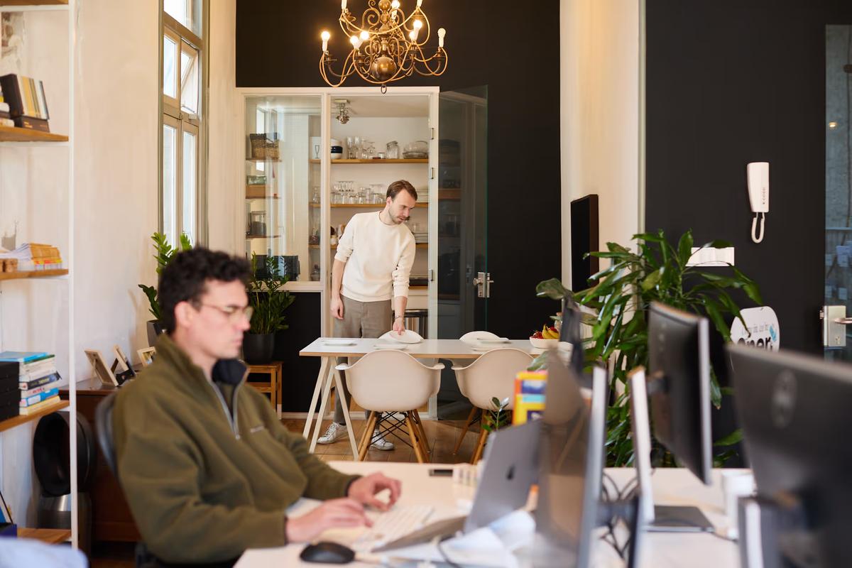 Sfeervolle blik in de Evers + de Gier studio met vintage kroonluchter en glaswerk