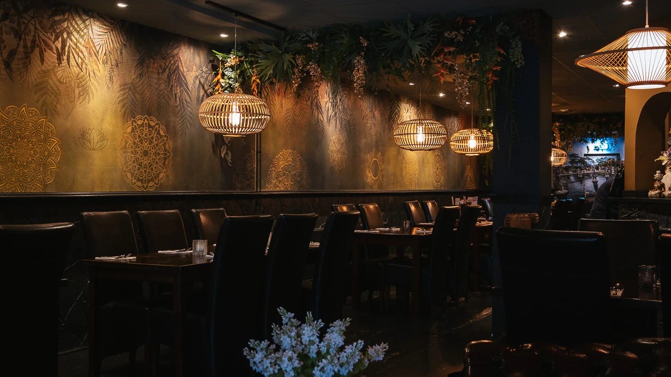 Warm interieur van Lestari met rieten hanglampen