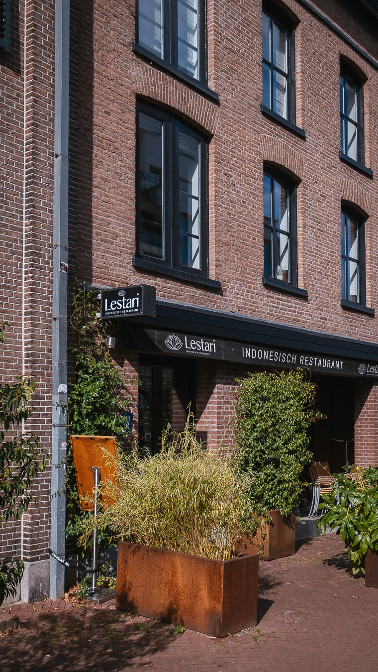 Gevel en entree van restaurant Lestari aan de Nieuwstraat