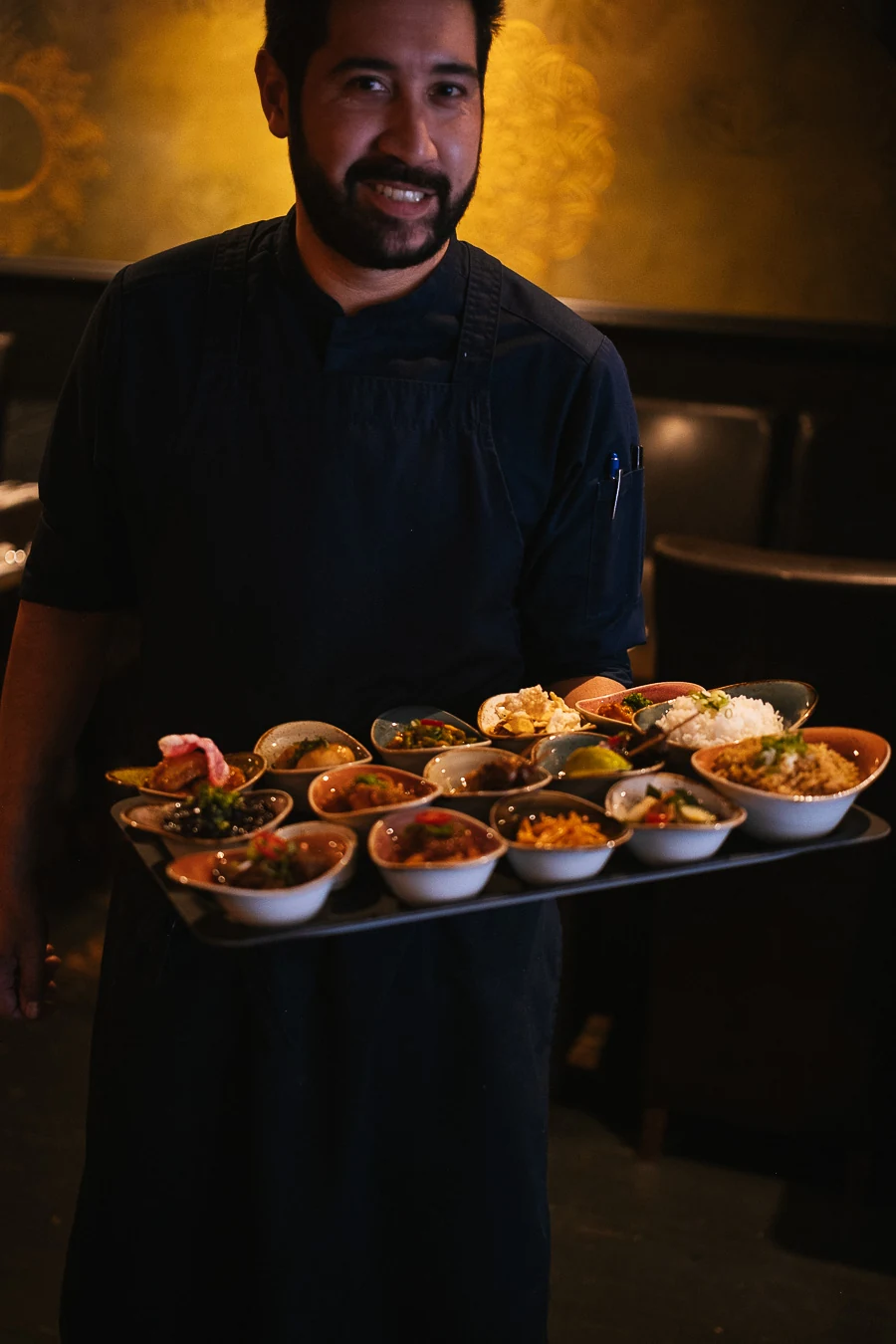 Medewerker van Lestari presenteert een rijsttafel