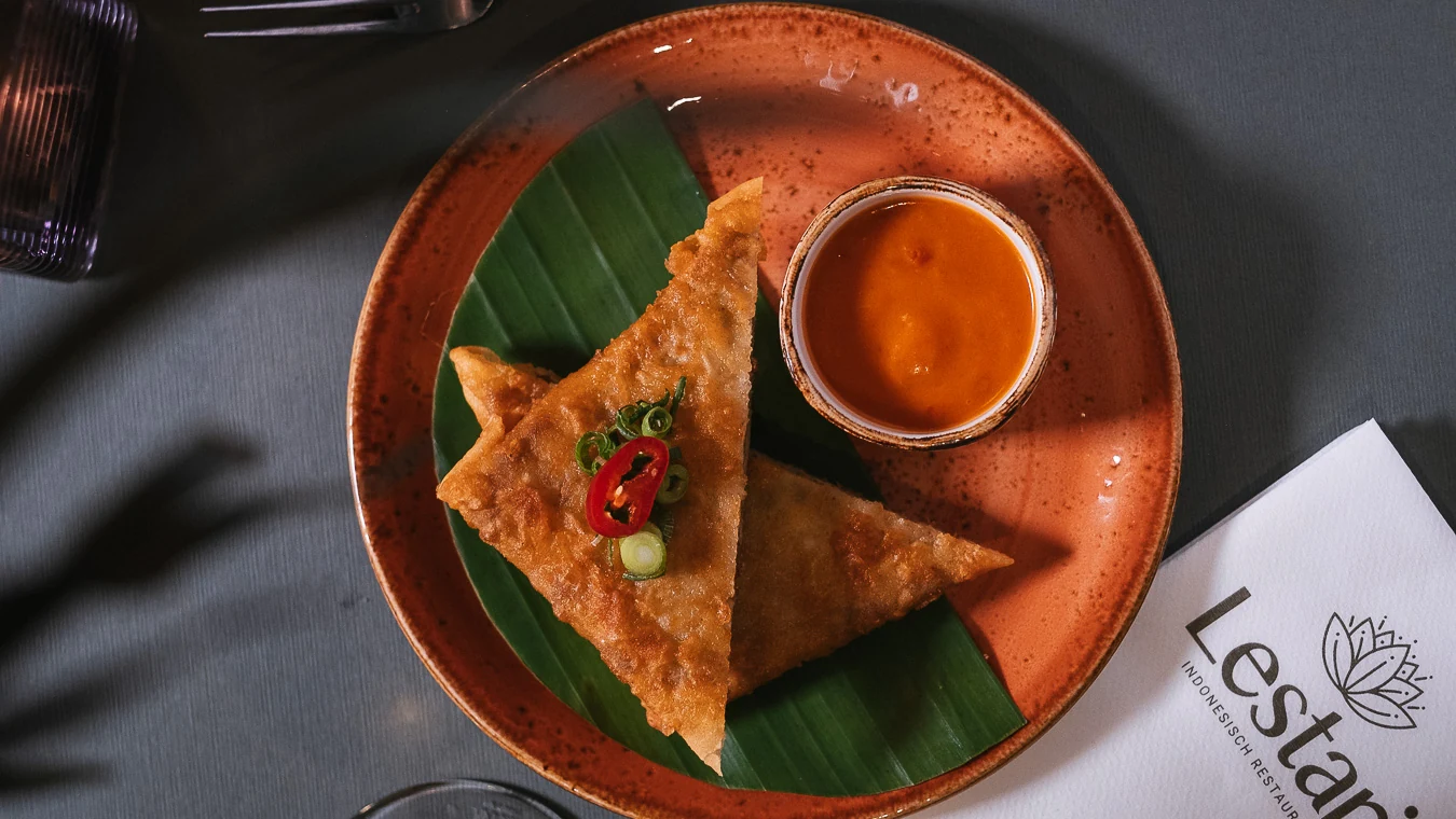 Indonesisch voorgerecht op een oranje bord