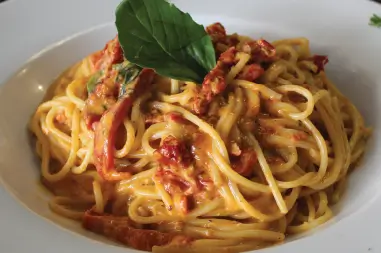 PICTURE OF SPAGHETTI BOLOGNESE AND A LINK TO DINE-IN ITALIAN MENUS