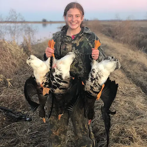 women waterfowl hunting