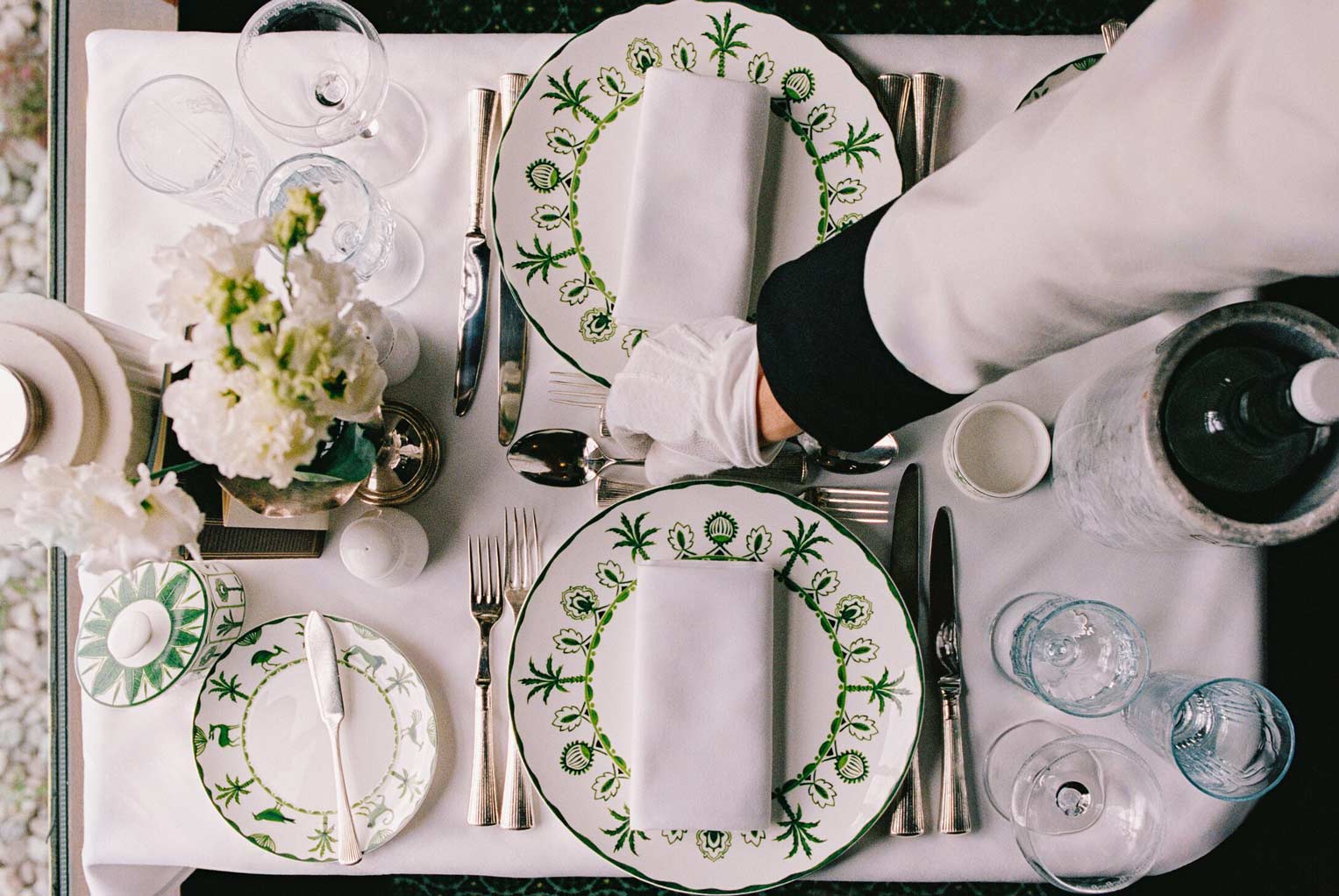 The table-setting of the Cygnus carriage.