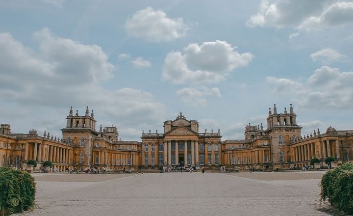Travel to Blenheim Palace on The Northern Belle luxury train. Includes 3 course brunch and 6 course dinner including wine