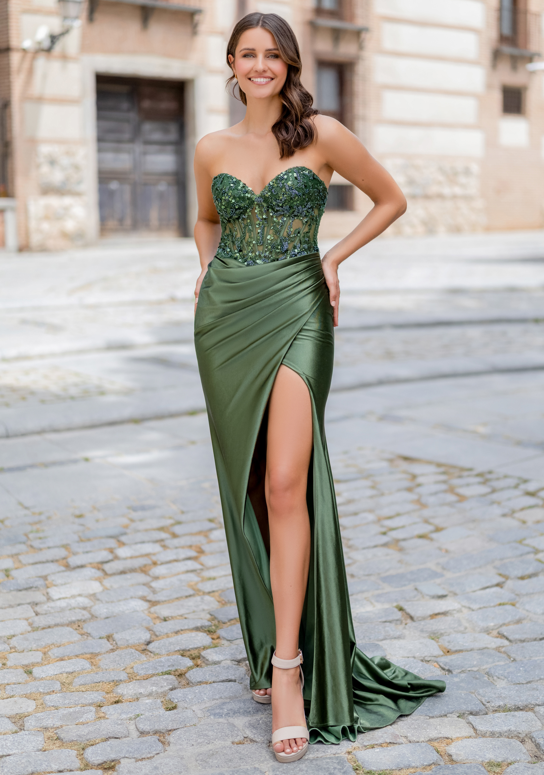 Ballkleider zählen zu einem bedeutenden Bestandteil unserer Kollektion und so findet sich eine erlesene Auswahl an Ballkleidern und Abendkleidern. Jedes Ballkleid-Modell wird pro Farbe nur einmal pro Ball vergeben.