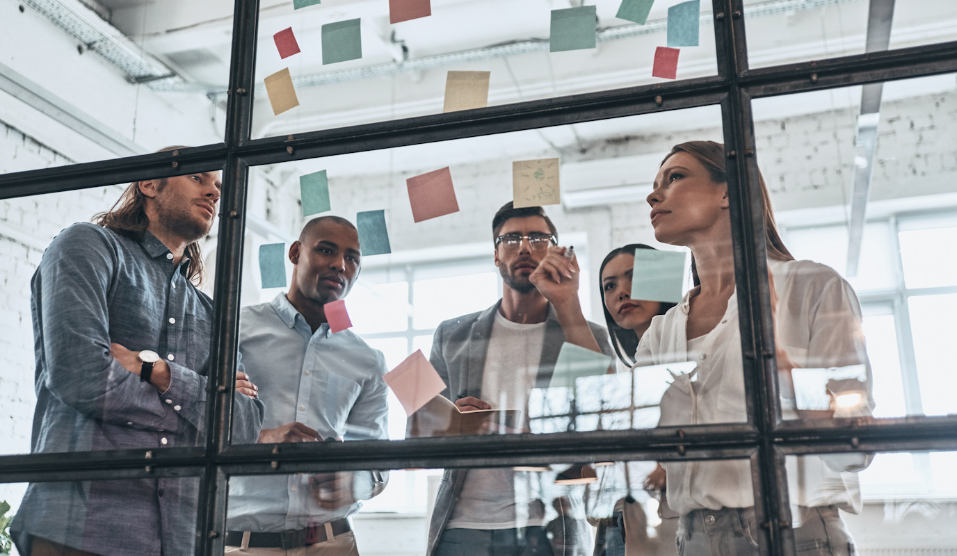 Kollegen bem Brainstorming