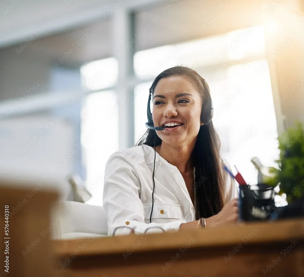 Das Bild zeigt eine kunge Frau am Telefon. 