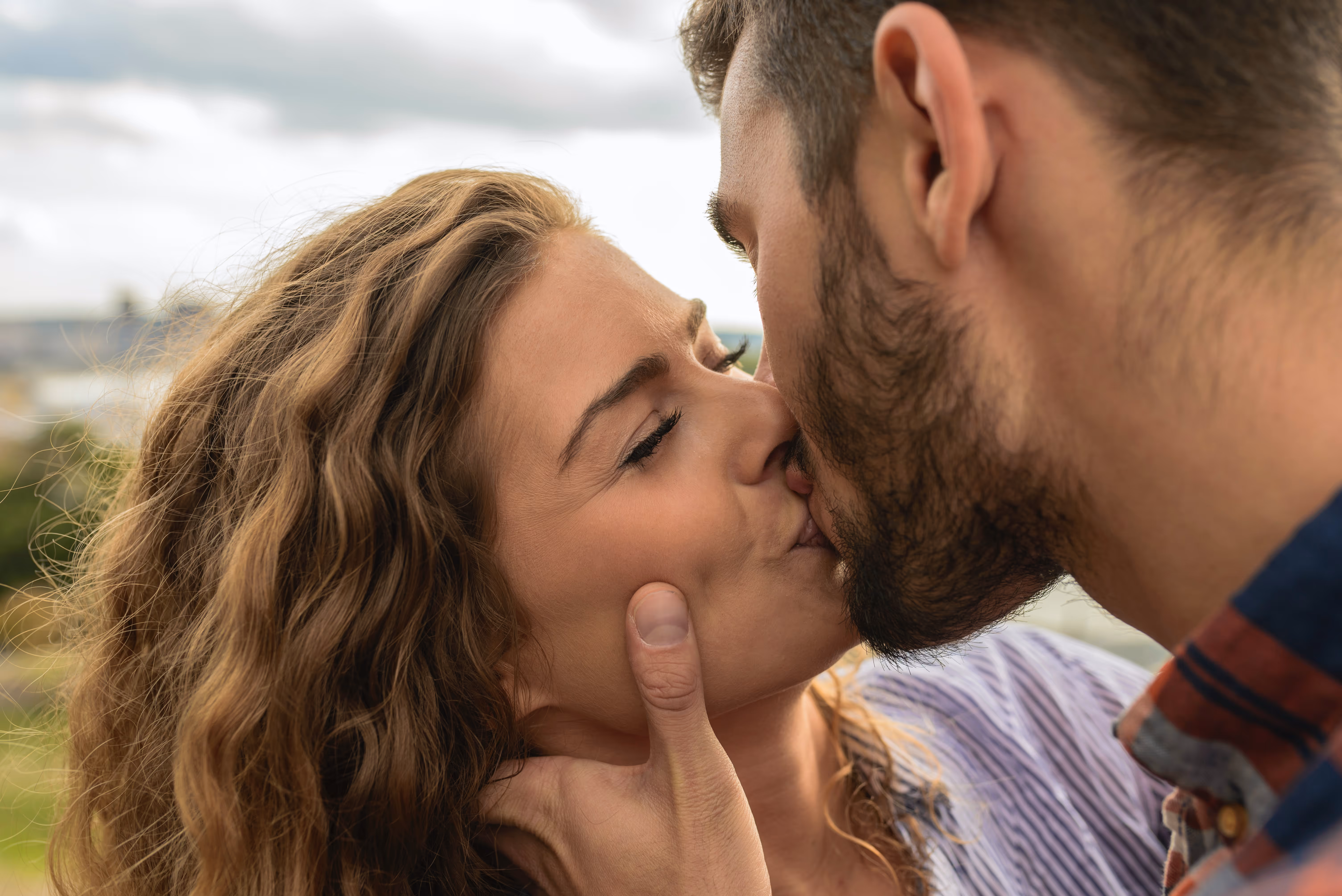 couple sharing a romantic kiss after a successful dtr conversation