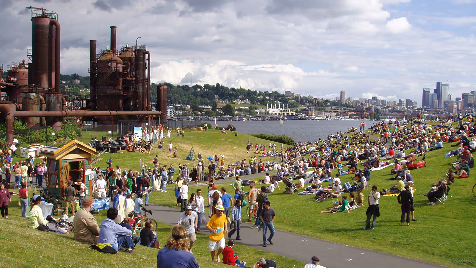 peole crowding the hills of gasworks park in seattle, wa