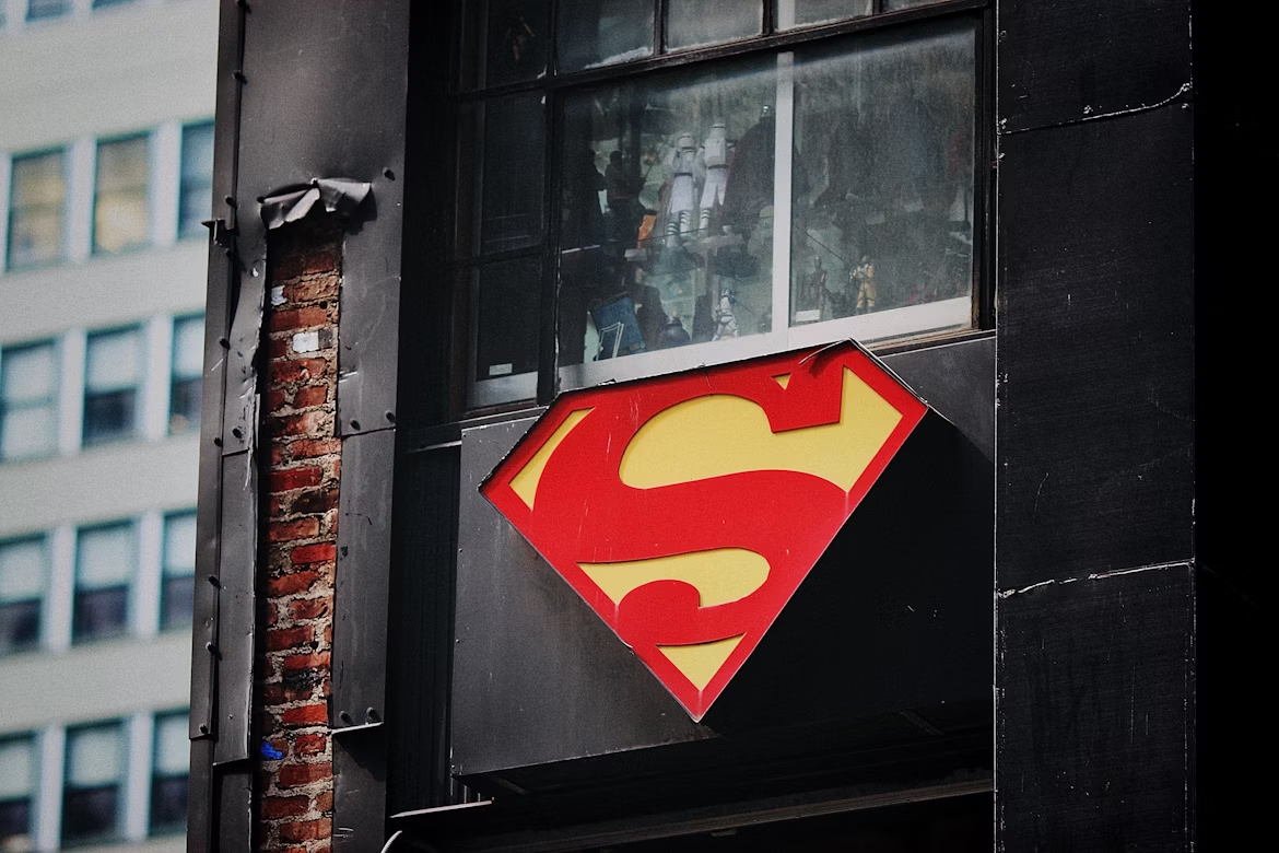 The superman symbol on a black wall.