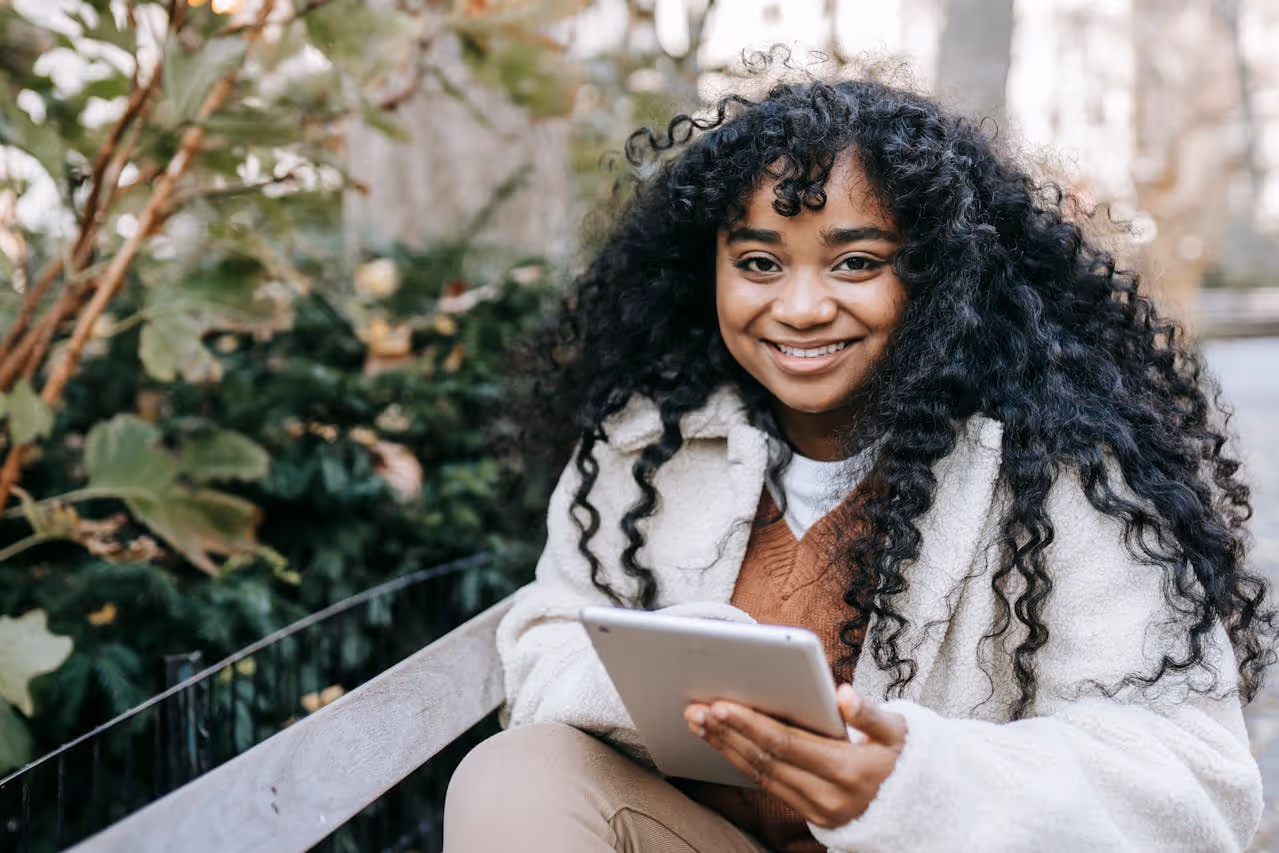 smiling woman with a kindle e-reader and kindle unlimited subscription