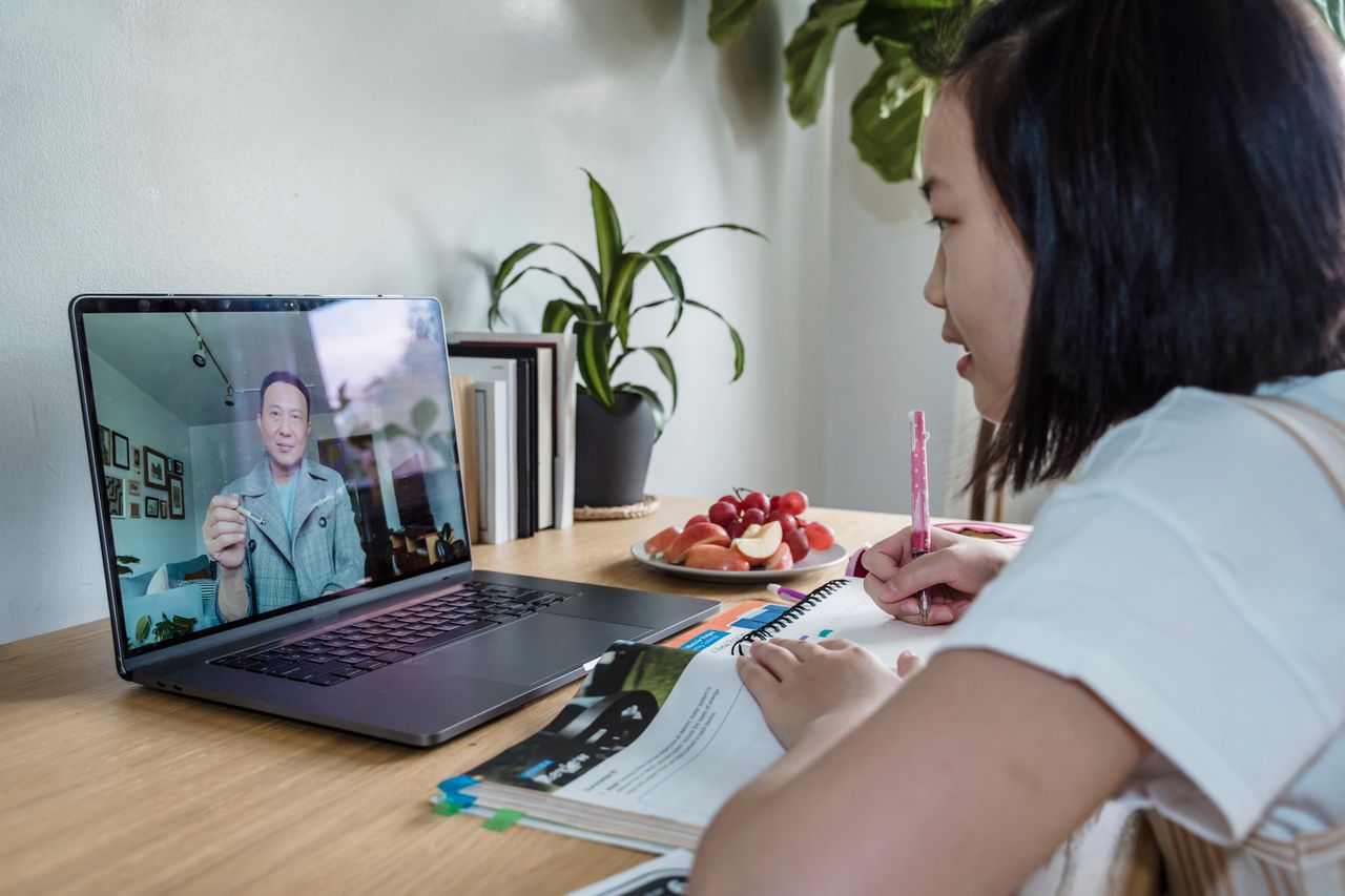 young woman trying out Masterclass to see if the subscription is worth it