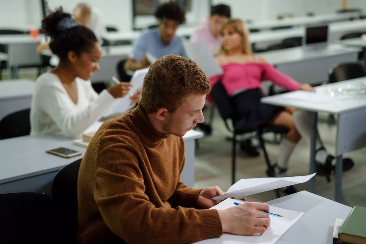students in lecture figuring out how to take notes in college that will actually help them get good grades