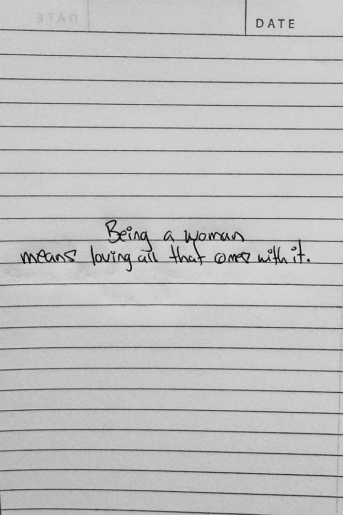 Close-up of a handwritten note about embracing stretch marks and cellulite, promoting confidence and loving your real body.