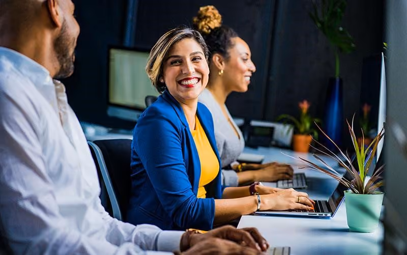 An employee receiving peer-to-peer praise from her colleague.