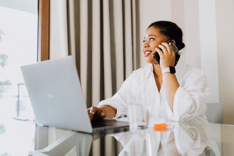 A manager phones an employee to give them individual recognition for a job well done.