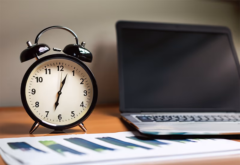 A clock timing a remote employee’s working hours as a method of remote time-tracking.