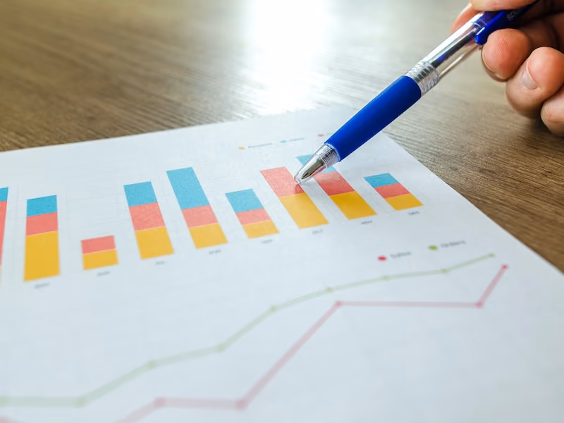 A hiring manager reviews a colorful bar chart depicting candidate data gathered by an ATS.