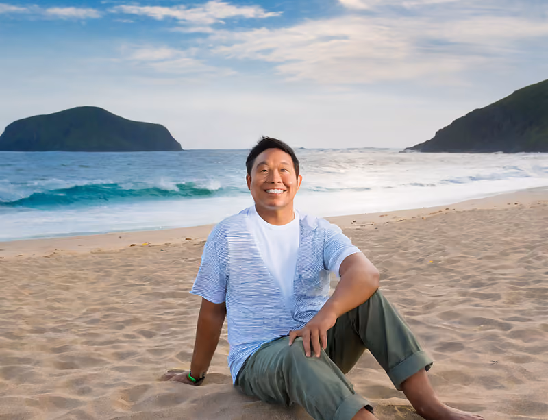 An employee relaxing on a beach during a vacation covered by his employer’s PTO policy.