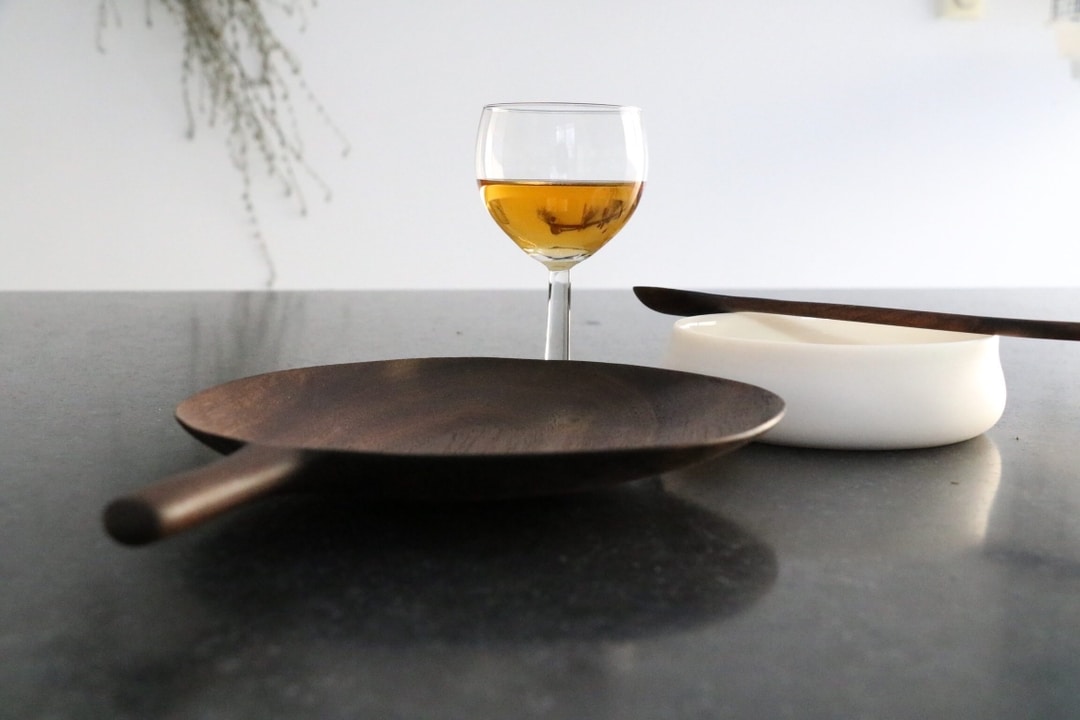 Service en bois par Guy Lemyre, ébéniste de Montréal.