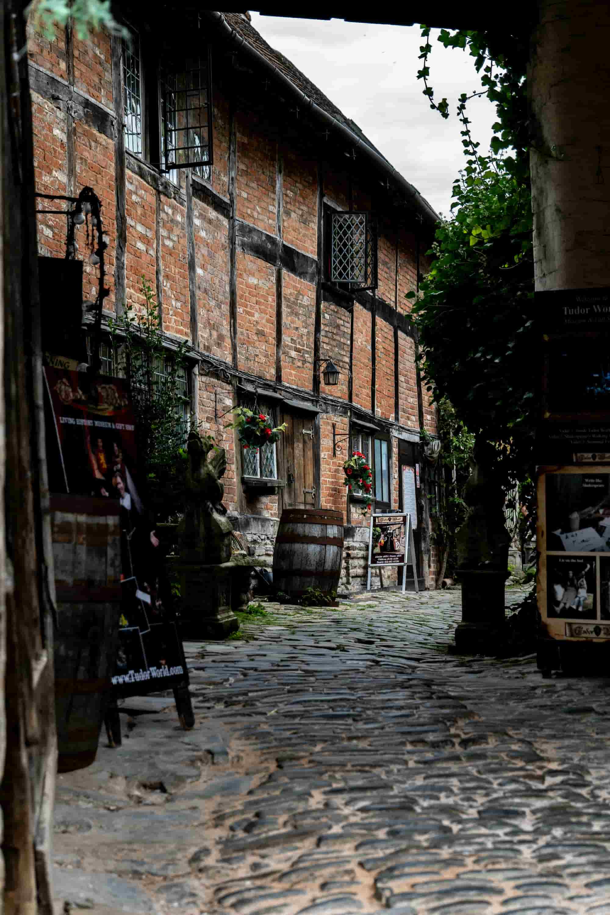 Stratford Town Guided Tour - Walk or Coach