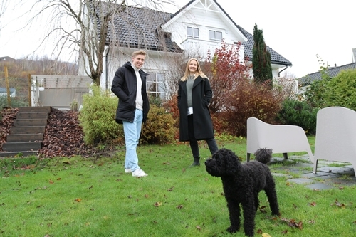 Aase Marie Stølås Jørgensen og Bjørnar Aastvedt er glade for å vere tilbake på Silda i Etne.