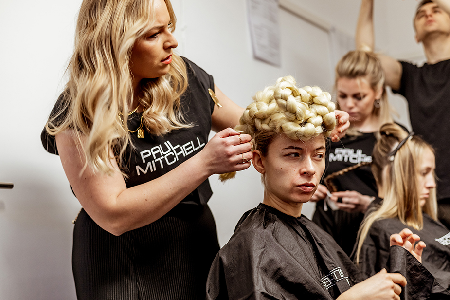 Models Backstage bei der Anja Gockel Fashionshow W25 Pulse of Gaia im Hotel Adlon Kempinski Berlin
