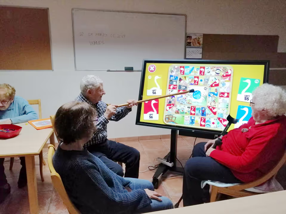 en liten gruppe eldre bruker aktivitetsskjerm
