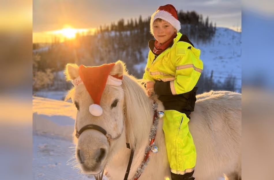 Oliver (8) og ponnien Kristina sprer glede – her klare for å skape flere gode øyeblikk for beboere på Moelv sykehjem.
