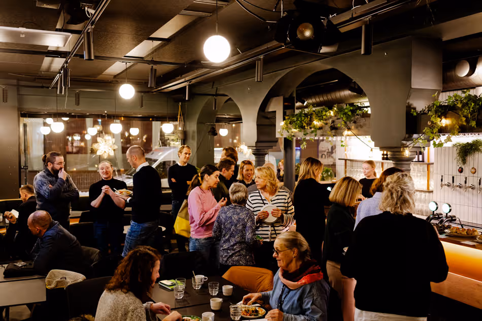 mingling blant gjestene