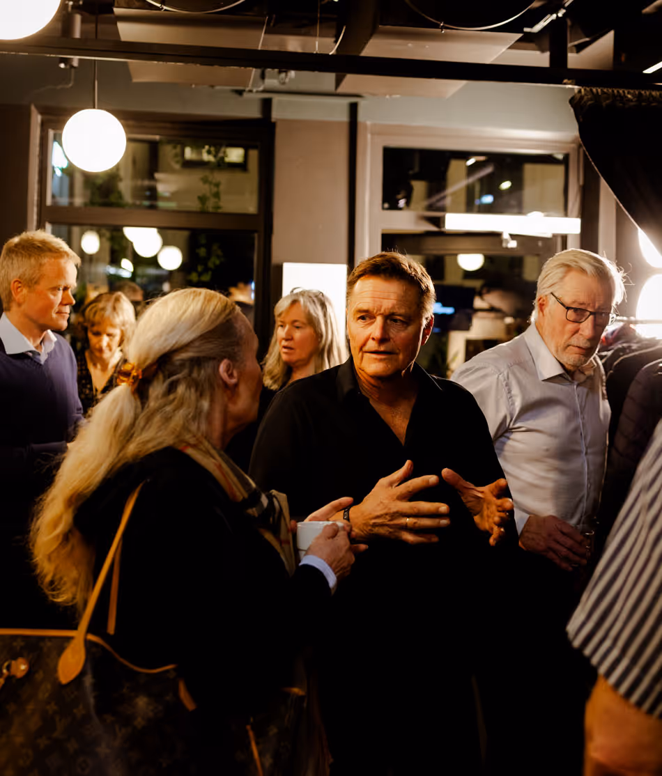 Dag Otto i samtale med publikumer under pausen