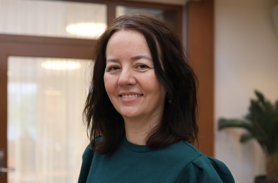 Hverdagsvenn Sofia Eidhamar bidrar til en mer sosial og aktiv hverdag på Oksenøya sykehjem. FOTO: VilMer