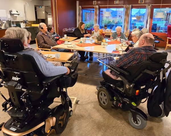 beboere samlet rundt bord