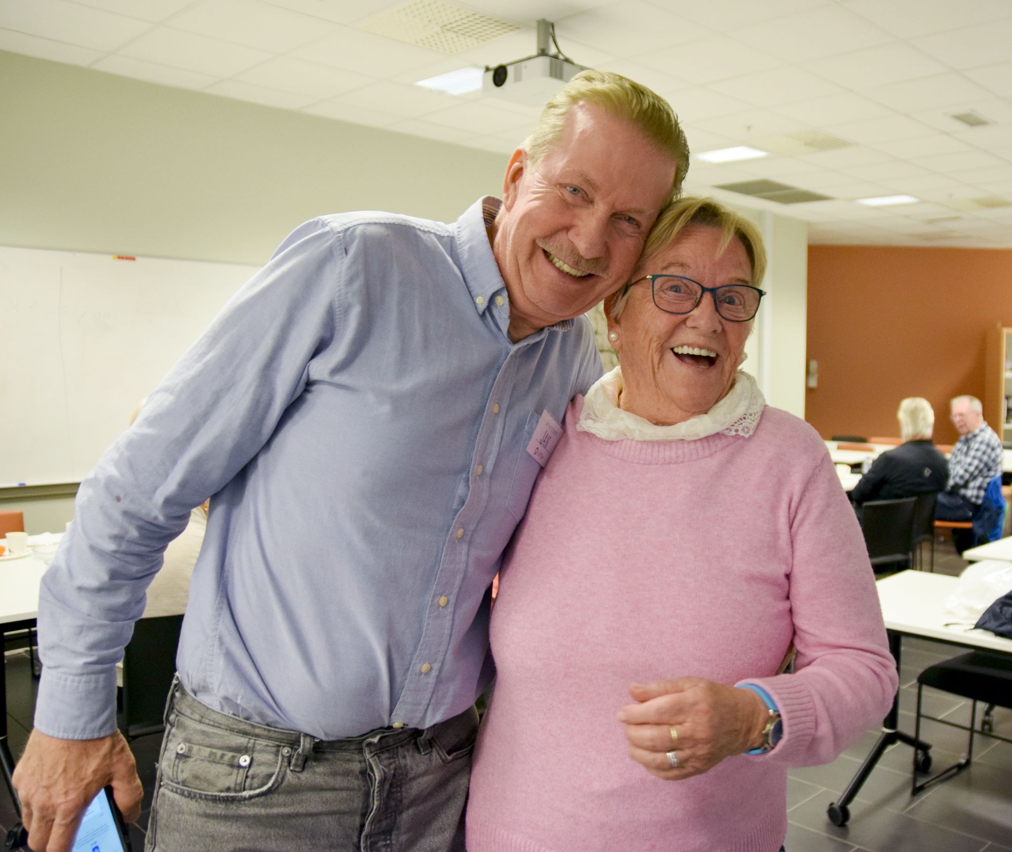 en mann og dame smiler til kamera