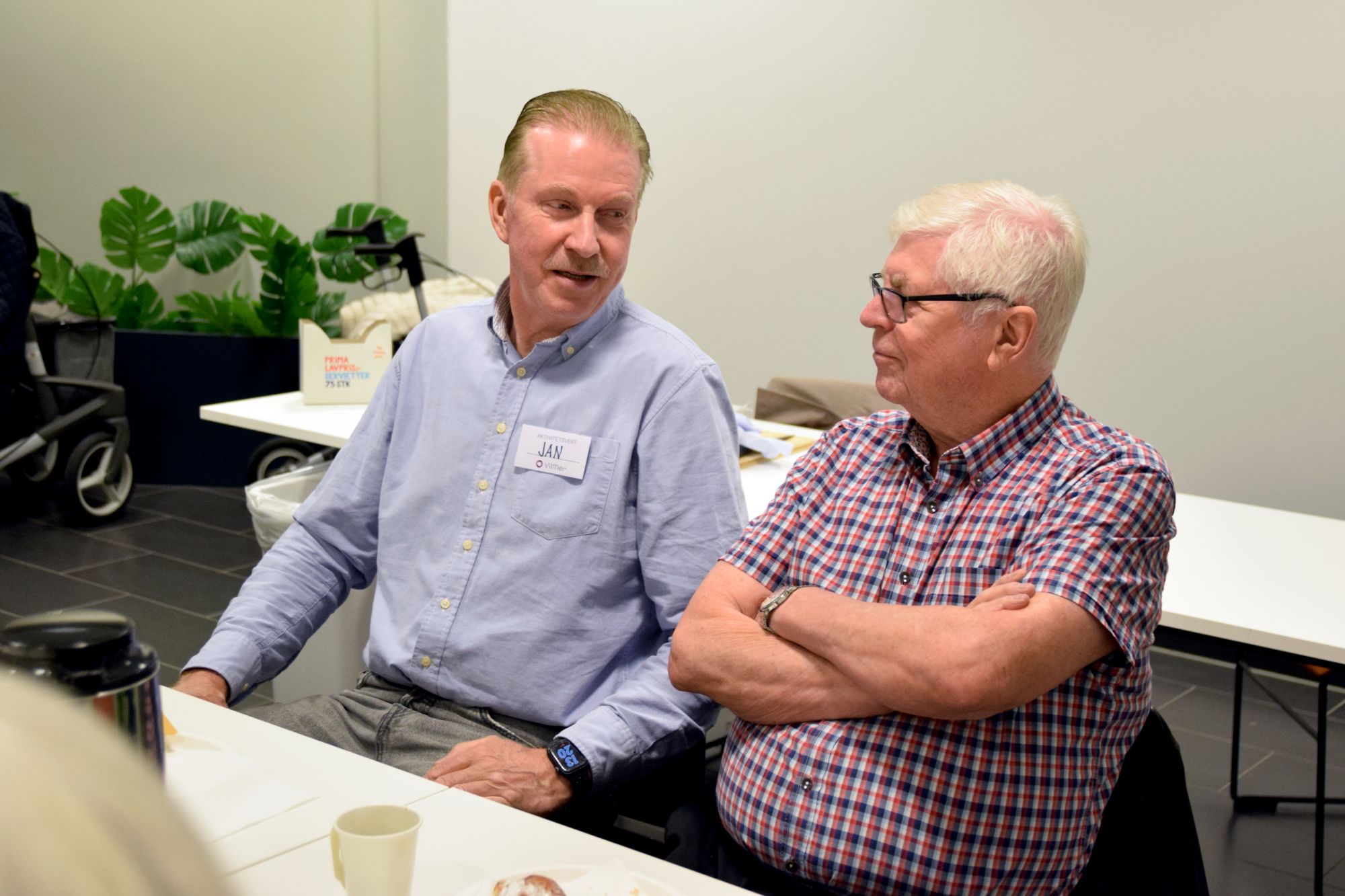 to menn som snakker sammen