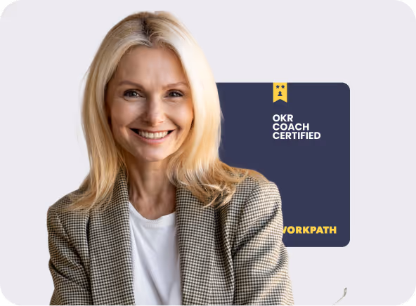 Eine blonde Frau, die ein Workpath Zertifikat hält