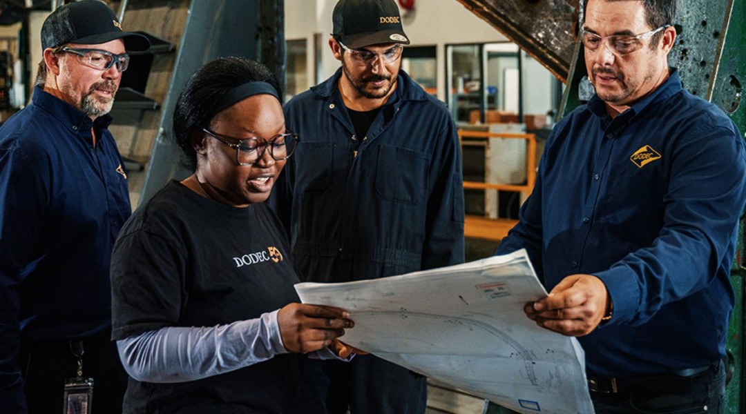 Équipe de Dodec consultant un plan industriel dans l'usine