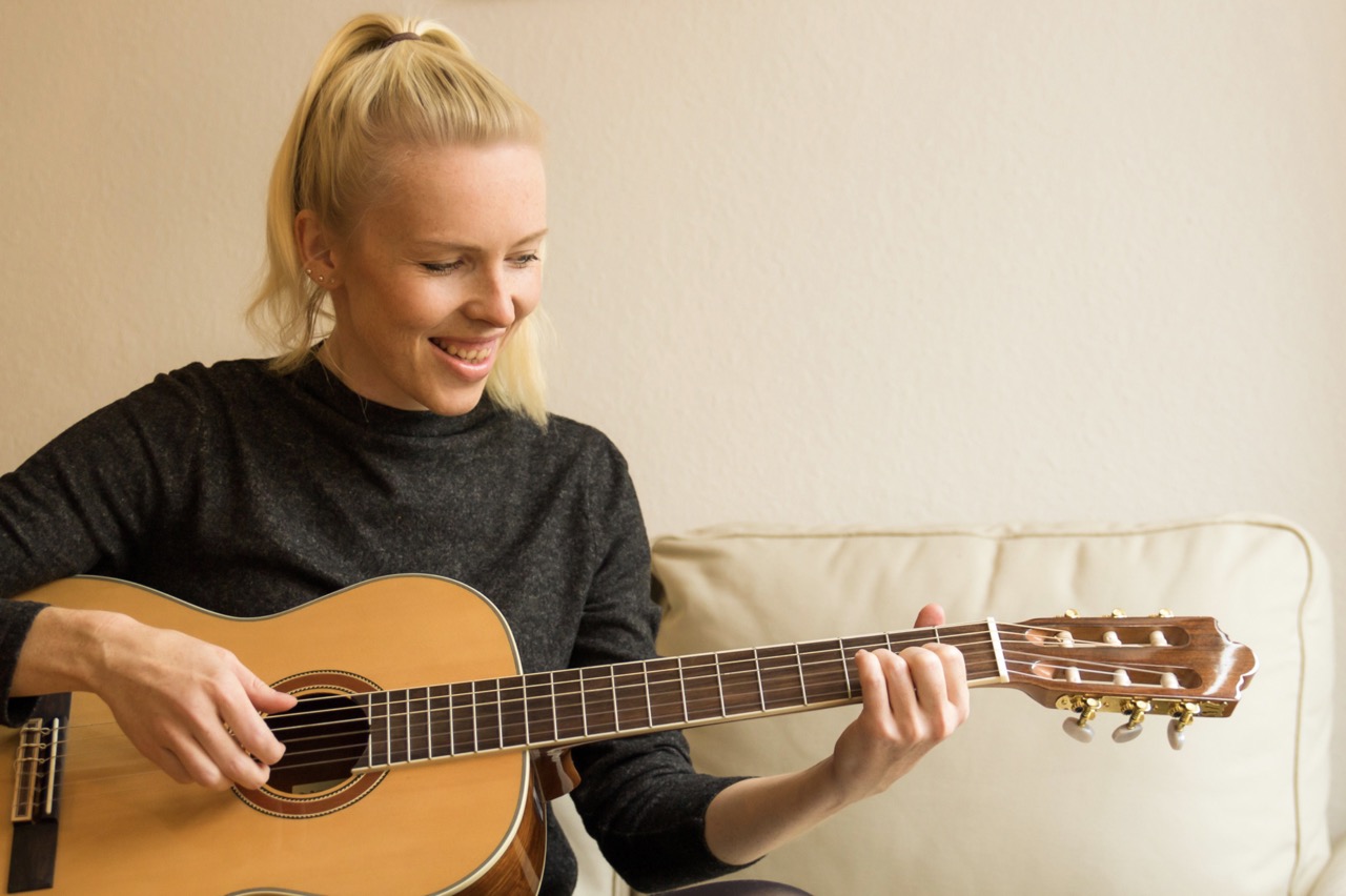 Gitarrenunterricht in Berlin Neukölln – Schüler:in spielt Gitarre zu Hause