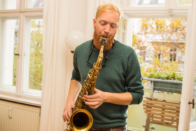 Saxophonunterricht in Berlin Baumschulenweg – Schülerin übt mit Greifmusic-Lehrkraft im Wohnzimmer