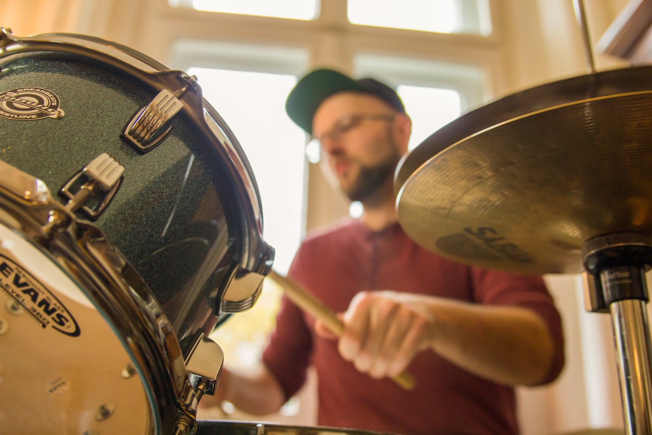 Schlagzeugunterricht in Berlin Baumschulenweg – Schüler groovt mit Greifmusic-Lehrkraft am Drumset