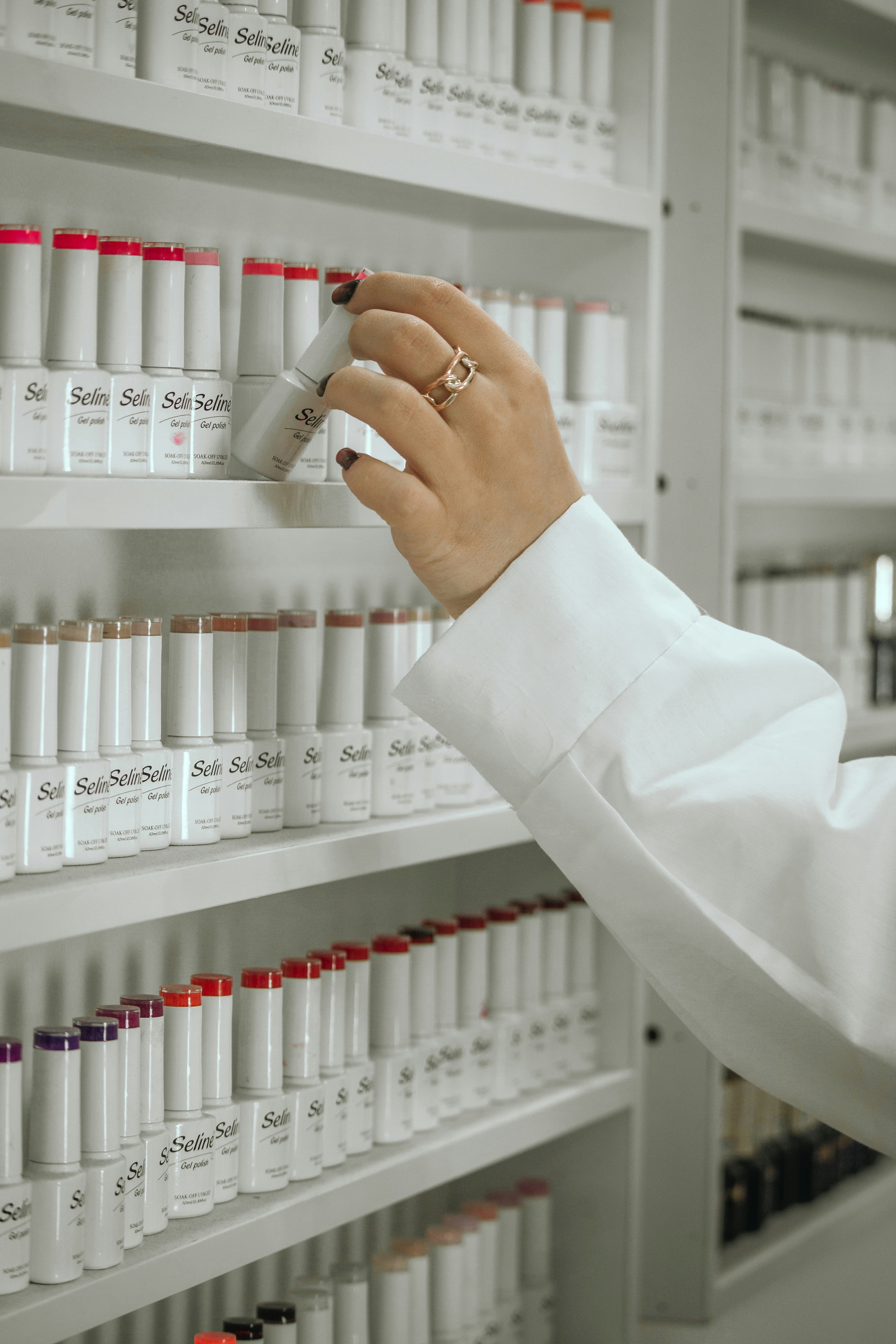 A technician tests cosmetic cream samples at a lab bench.
