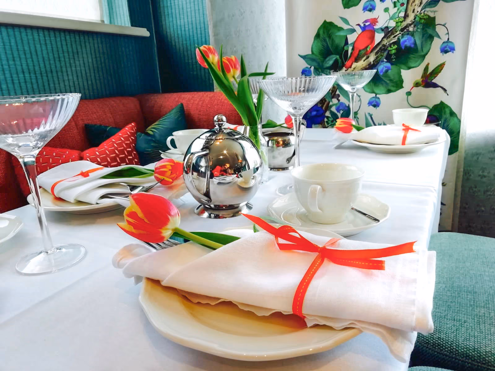 Tea party at hotel Collingwood with elegant tulip touches.